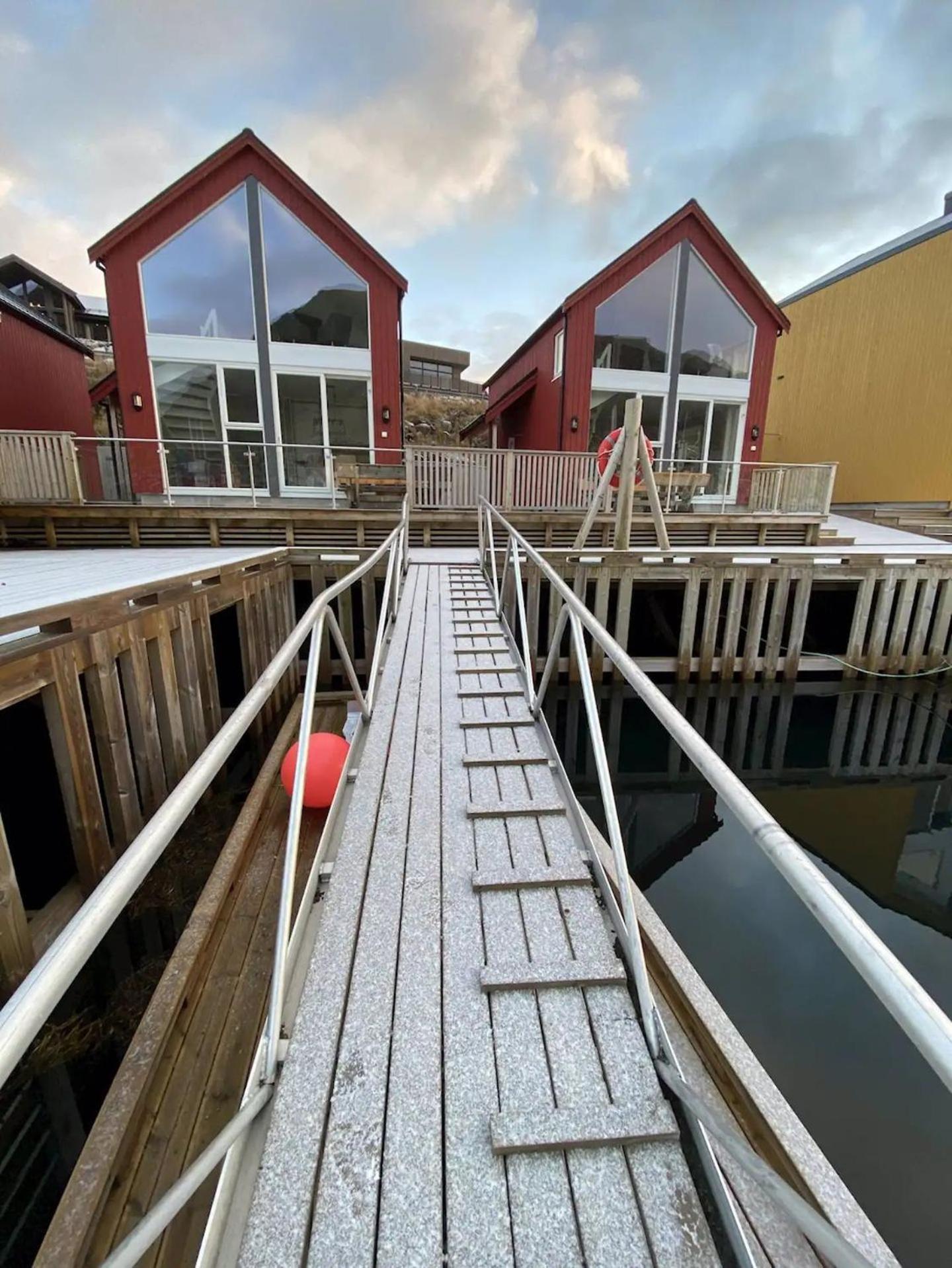 Spektakulaer Rorbu I Autentiske Omgivelser Ballstad Luaran gambar